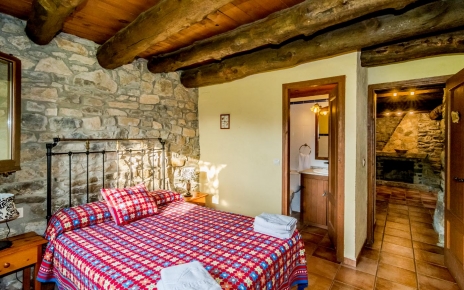 Todas las habitaciones tienen baño (excepto una)